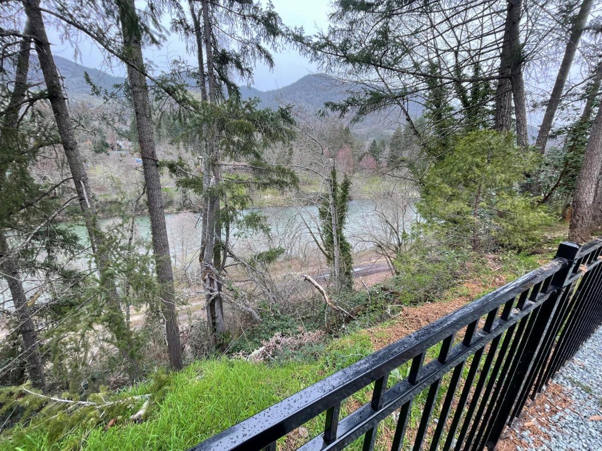 The River House Grants Pass Exterior photo