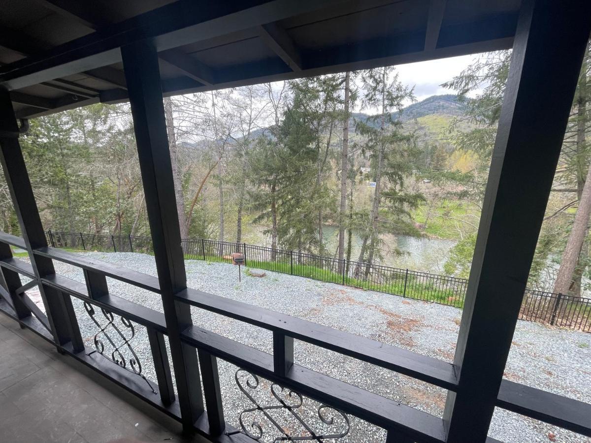 The River House Grants Pass Exterior photo